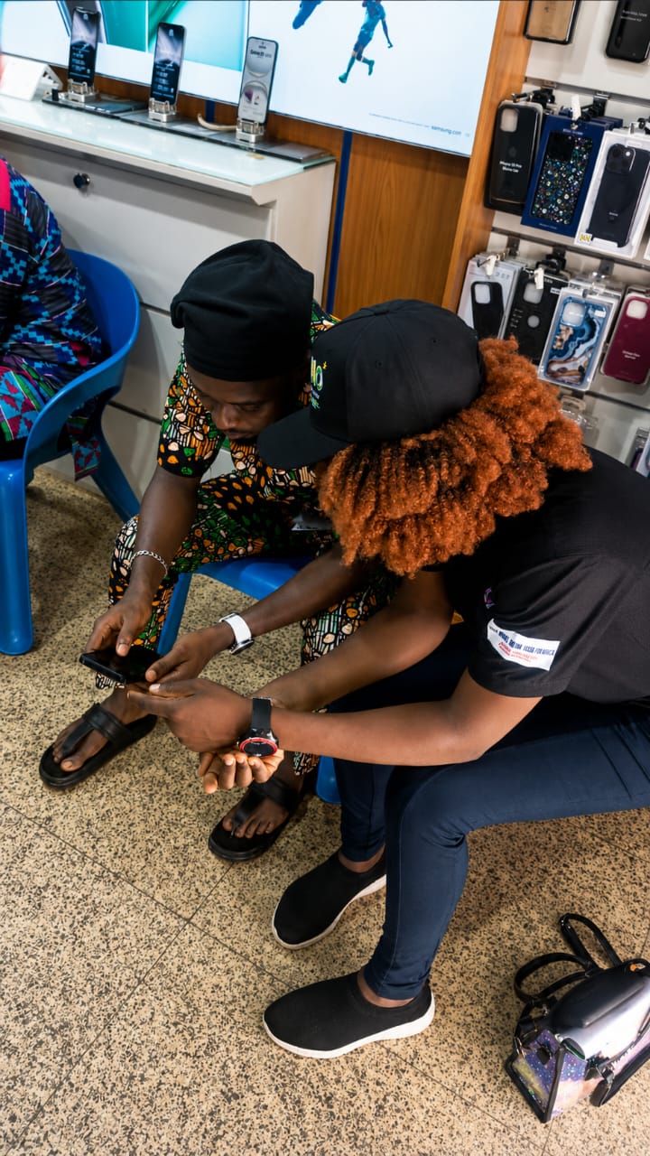 Afomo agent demonstrating the app to a merchant